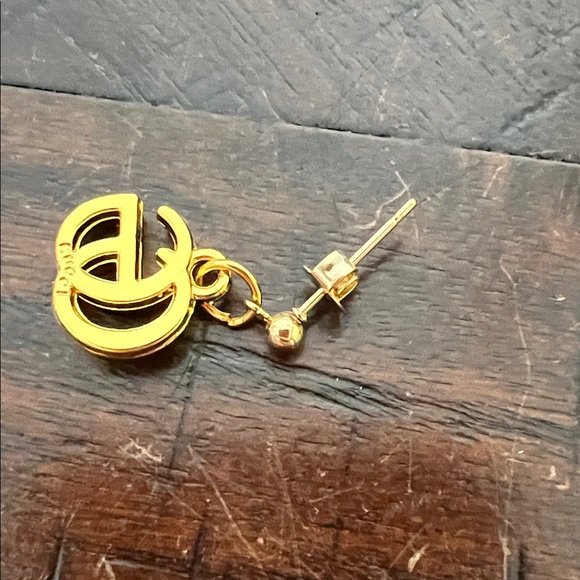 Gold GG stamped Gucci Dangle Earrings - Picture 3 of 6